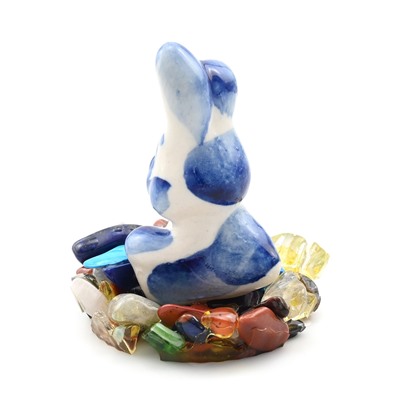 Сувенир из керамики и самоцветов "Зайка держит лапки гжель" 49*49*57мм