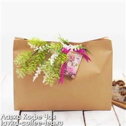 крафт-пакет для подарка декорированный салфеткой, лентой и букетом с аспарагусом №6, размер 33*24*8 см.