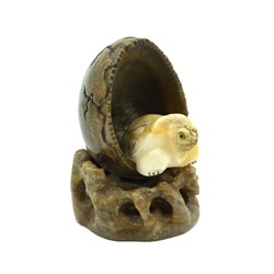 Скульптура из кальцита и ангидрита "Черепаха в яйце" 54*54*74мм