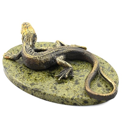 Ящерица-варан из бронзы на подставке из змеевика 150*95*40мм.