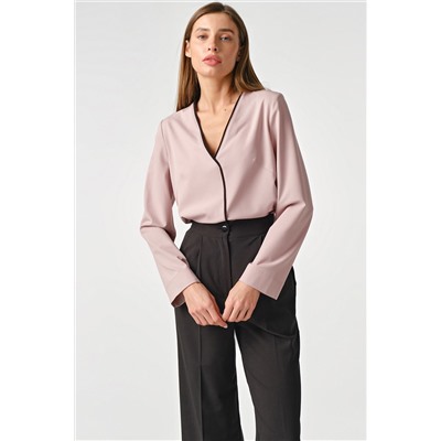 Блузка офисная прямая с v-вырезом пыльно-розовая