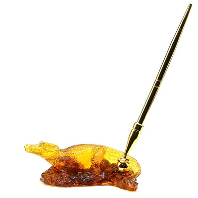 Фигурка с янтарем Крокодил с ручкой 118*80*43мм св.коньячный, 166гр