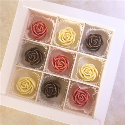 Подарочный набор Розы из шоколада 9 штук (3 шоколада)