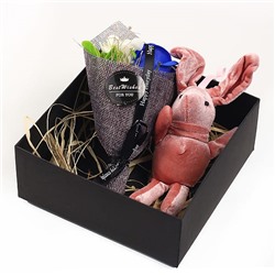 Подарочный набор из мыльных роз с игрушкой-брелком в подарочной коробке