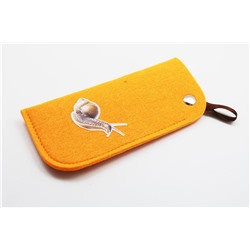 Чехол кошелек из войлока на кнопке с ленточкой и рисунком оранжевый