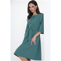 Зелёное платье с поясом