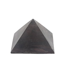 Пирамида из малинового кварцита неполированная, размер основания 30мм.