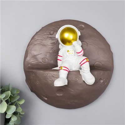 Сувенир полистоун настенный декор "Астронавт на луне" 21,5х21,5х9 см